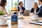 Miljøbillede, varenr. 3353: glaskrukke Nescafé Gold Koffeinfri på bord i mødelokale
