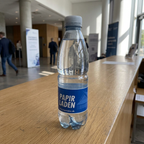Logovand med Papirladens eksempeletiket på konferencens velkomstbord