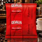 Gevalia Professional filterkaffe i rød pose ved kaffekop på cafébord, stemningsbillede