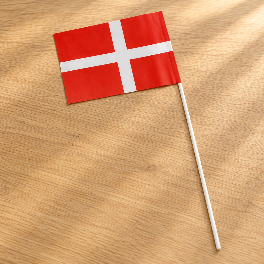 Dannebrog papirflag på 30 cm pind på et træbord