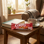 Corny Big Cinnamon Roll ved bog og te i stue, stemningsbillede