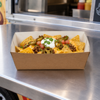 Brun pommes frites-bakke med nachos ved foodtruck