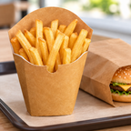 Pommes frites-æske i fokus med burgerlomme som tilbehør