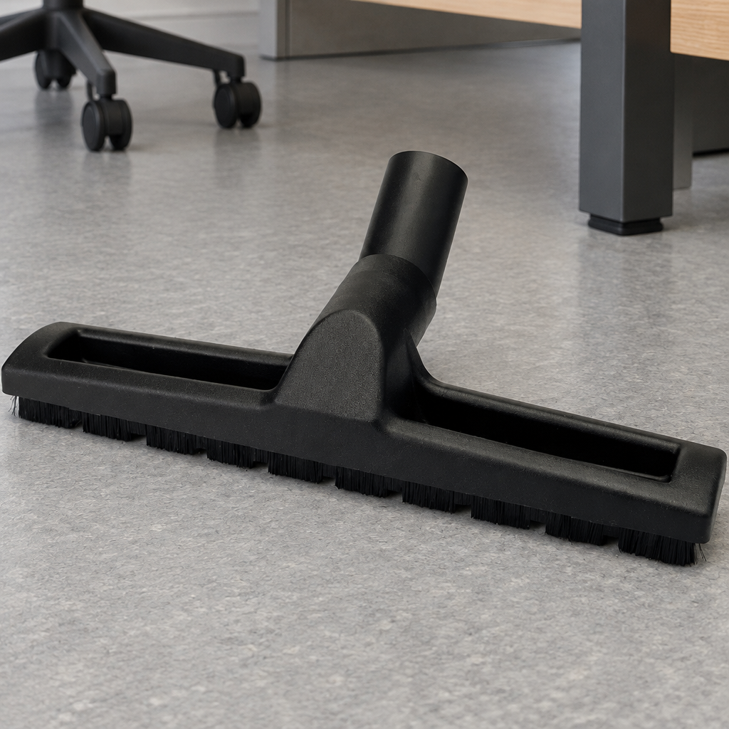 Sort børstemundstykke 30 cm ved skrivebord, genereret miljøbillede