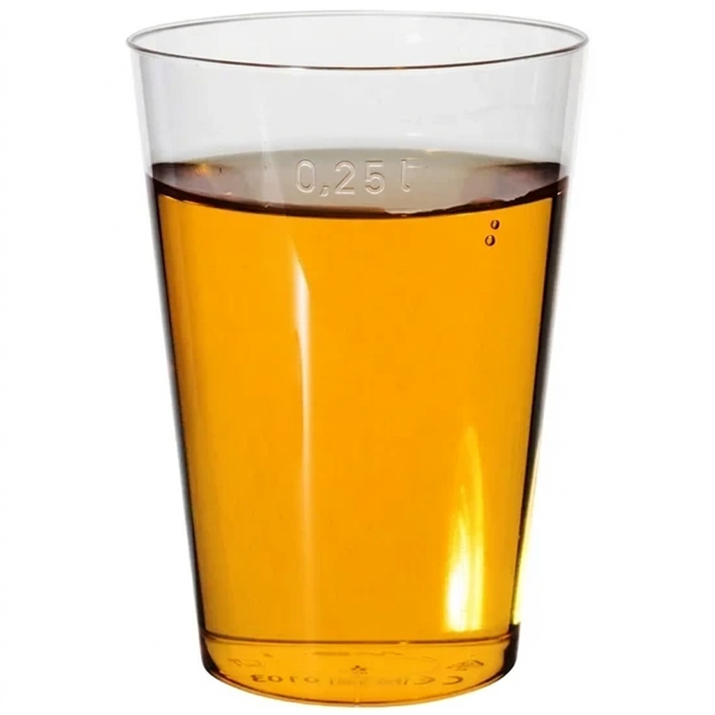 Klart PS-plastglas 25/33 cl med gylden drik på hvid baggrund
