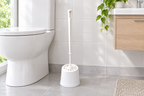 Hvid Basic-toiletbørste med skål i lyst badeværelse, stemningsillustration