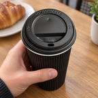 Sort låg 1435 på Ripple-kaffebæger holdt oprejst i hånden