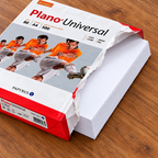 Åbnet Plano Universal-pakke med hvide A4-ark på træbord, stemningsillustration