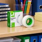 Q-Connect tape ved kontorartikler på hylde, stemningsillustration