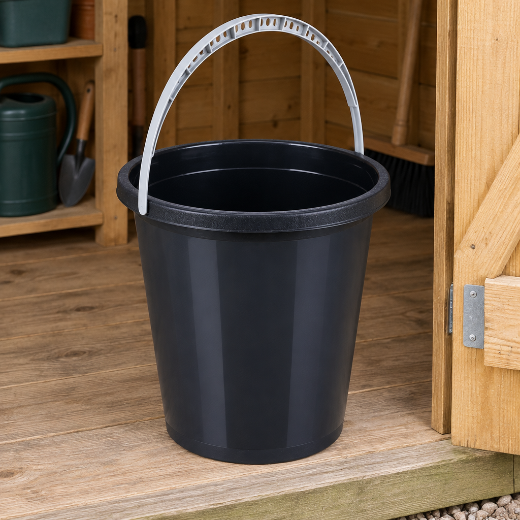 Sort 5-liters spand ved redskabsskur, stemningsillustration