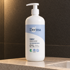 DERMA Family håndsæbe på en stenkant i et moderne vaskerum