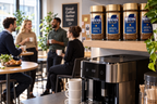 Miljøbillede, varenr. 3353: glaskrukker Nescafé Gold Koffeinfri i pauserum på arbejdsplads