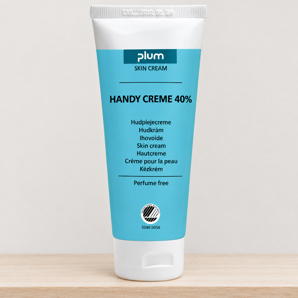 Stemningsbillede: Plum Handy Creme 40 % på en lys træhylde