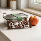 Corny Milk Dark & White 40 g ved madkasse og æble, stemningsbillede