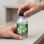 En voksen lukker det sorte låg på 0,30-liters logovand med grøn dit Logo-eksempeletiket