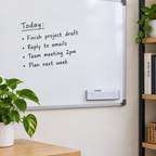 Hvid magnetisk tavlevisker sidder nederst på et whiteboard med en opgaveliste