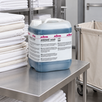 Kiehl Arenas Wash 20 L ved foldet sengelinned og vasketøjskurv
