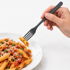 Grå flergangsgaffel bruges til pasta