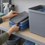 Stemningsbillede af organisering af mopper ved en grå beholder, ikke foto af den konkrete moppeboks