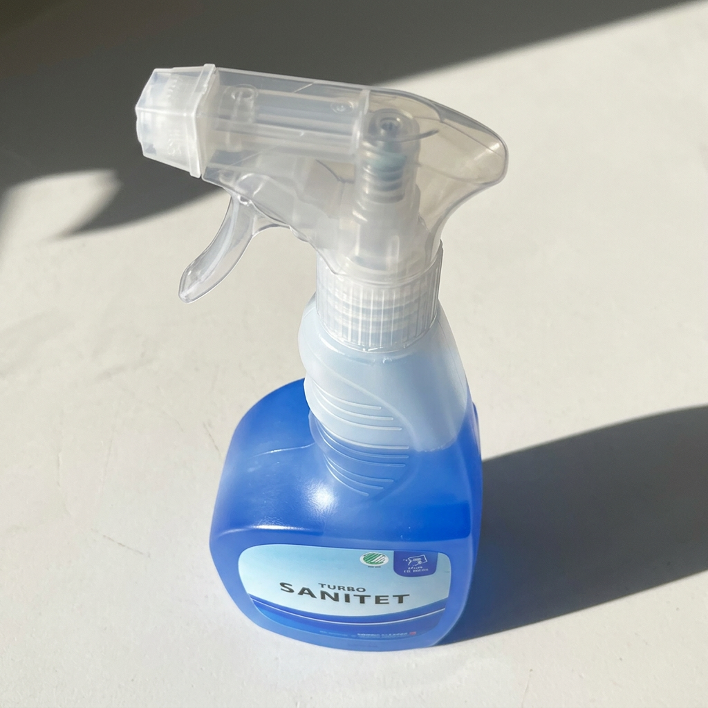 Stemningsbillede af Turbo Sanitet sprayflaske set skråt ovenfra