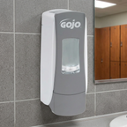 GOJO ADX-7 hånd- og baddispenser i hvid-grå på flisevæg ved omklædningsrummets vask, stemningsbillede