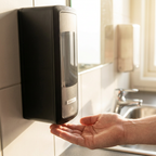 Hånd holdes under sort Katrin Touchfree-dispenser