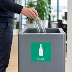 Brugssituation: glasflaske sorteres i kontorets beholder med GLAS-mærke