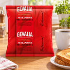 Gevalia Professional mellemristet filterkaffe ved kaffekop og morgenmad, stemningsbillede