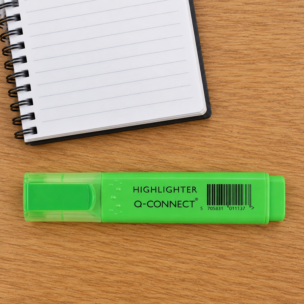Grøn Q-Connect highlighter ved spiralnotesbog på træbord, genereret miljøbillede