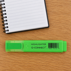Grøn Q-Connect highlighter ved spiralnotesbog på træbord, genereret miljøbillede