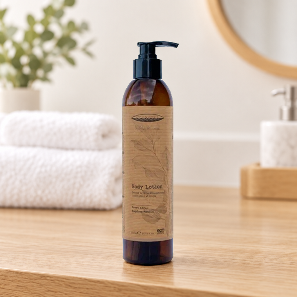 Botanika bodylotion i brun pumpeflaske på træbord ved hvide håndklæder