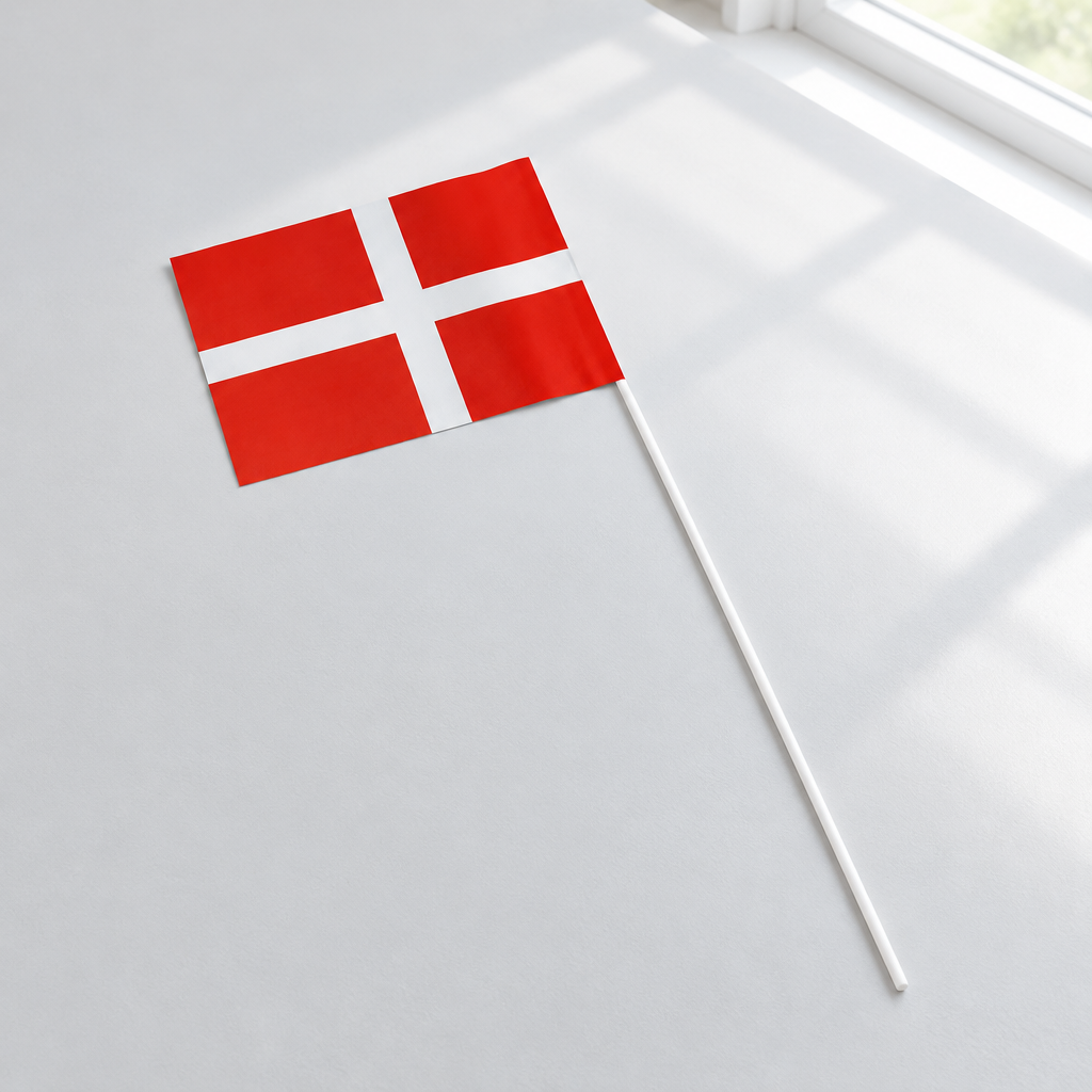 Papirflag med Dannebrog på en bordplade ved et vindue