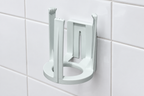 Hvid vægholder uden toiletbørste i lyst badeværelse, stemningsillustration