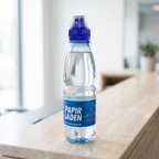 0,5-liters logovand med blå sportscap og gennemsigtig hætte på receptionsdisken