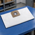 Miljøbillede af fleecepose med rund åbning på blåt arbejdsbord