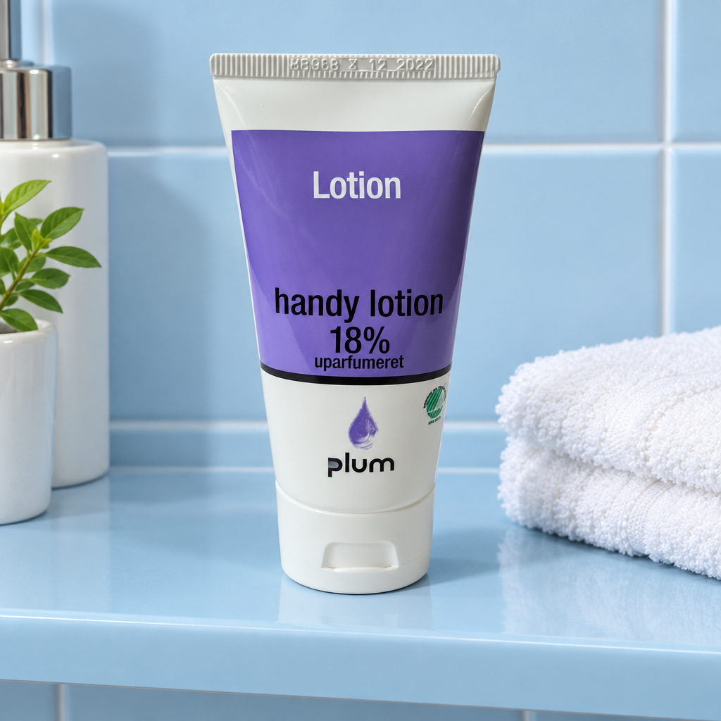 Plum Handy Lotion 18 % på blå badeværelseshylde ved hvidt håndklæde