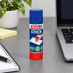 Tesa Stick ecoLogo-limstift ved computer, genereret miljøbillede