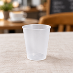 Tomt lille translucent shotglas i cafémiljø