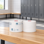 Tork Universal T6-toiletpapirruller på tør bænk i sportshallens omklædningsområde