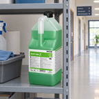Stemningsillustration af Ecolab Maxx Indur S-dunk på rengøringshylde ved institutionsgang