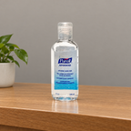 Purell Advanced 100 ml med kliklåg på træbord ved reception, stemningsbillede