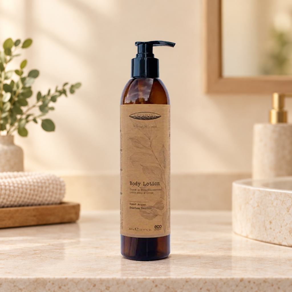 Botanika bodylotion i brun pumpeflaske på lys stenbordplade