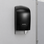 Sort Katrin-toiletrulledispenser ved toiletrumsskillevæg