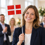 Stort Dannebrog papirflag holdt i hånden ved en reception