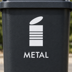 Nærbillede af hvidt dåsemotiv og teksten METAL på mørk beholder
