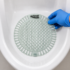 Placering af urinalmåtte i rengjort urinal