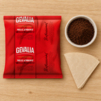 Gevalia Professional filterkaffe ved formalet kaffe og papirfilter set ovenfra, stemningsbillede