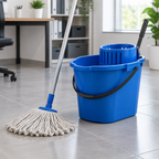 Stemningsbillede af moppespand med vrider i rengøringsmiljø, ikke originalt produktfoto