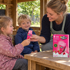 Voksen serverer Sun Lolly Hindbær til børn ved bord i børnehavens have