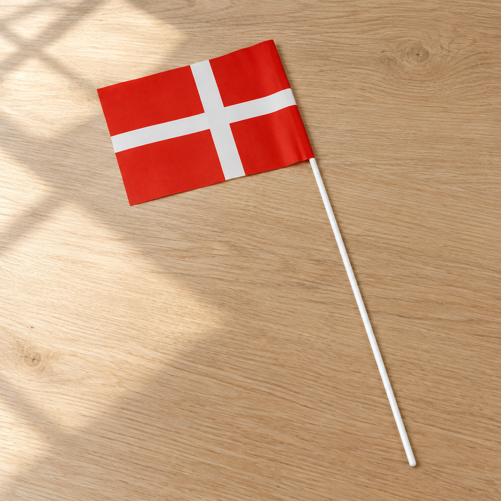Dannebrog papirflag på 50 cm pind på et træbord